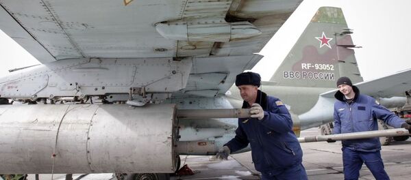 Военнослужащий устанавливает ракету воздух-земля на штурмовике Су-25 во время военных учений ВВС России в Ставропольском крае Военнослужащий устанавливает ракету воздух-земля на штурмовике Су-25 во время военных учений ВВС России в Ставропольском крае - Sputnik Việt Nam