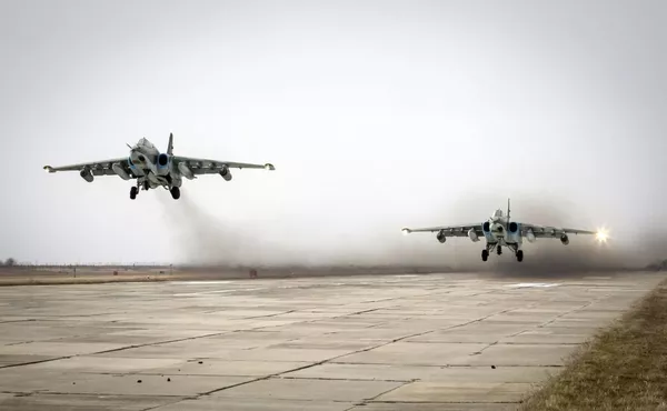 Máy bay tiêm kích Su-25 cất cánh trong cuộc tập trận của Không quân Nga tại khu vực Stavropolsky Máy bay tiêm kích Su-25 cất cánh trong cuộc tập trận của Không quân Nga tại khu vực Stavropolsky - Sputnik Việt Nam