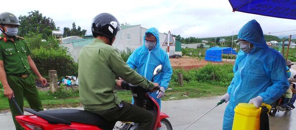 Chốt kiểm dịch do UBND huyện Sa Thầy (Kon Tum) tổ chức tại khu vực làng O, làng Trang, xã Ya Xiêr để ngăn chặn dịch bạch hầu lan rộng. Chốt kiểm dịch do UBND huyện Sa Thầy (Kon Tum) tổ chức tại khu vực làng O, làng Trang, xã Ya Xiêr để ngăn chặn dịch bạch hầu lan rộng. - Sputnik Việt Nam