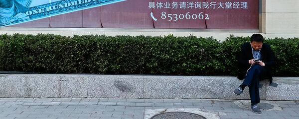 Biển quảng cáo in hình đồng đô la ở Bắc Kinh Biển quảng cáo in hình đồng đô la ở Bắc Kinh - Sputnik Việt Nam