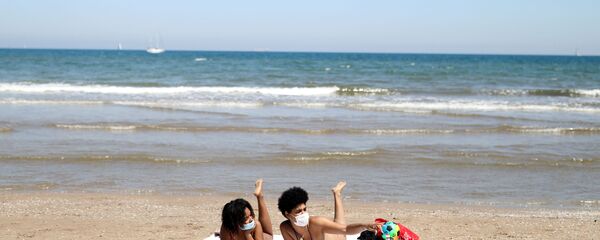 Cô gái đeo khẩu trang ở bãi tắm Malvarrosa, Tây Ban Nha Cô gái đeo khẩu trang ở bãi tắm Malvarrosa, Tây Ban Nha - Sputnik Việt Nam