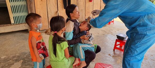 Nhân viên Y tế lấy mẫu xét nghiệm bạch hầu tại thôn 7, xã Cư Króa, huyện M’Đrắk. Nhân viên Y tế lấy mẫu xét nghiệm bạch hầu tại thôn 7, xã Cư Króa, huyện M’Đrắk. - Sputnik Việt Nam