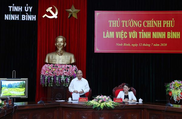 Thủ tướng Nguyễn Xuân Phúc kiểm tra tiến độ giải ngân vốn đầu tư công tại Ninh Bình - Sputnik Việt Nam