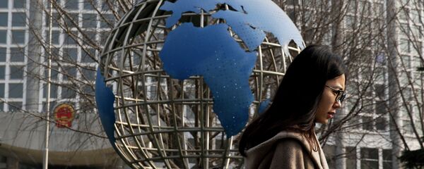 Một cô gái đi ngang qua tòa nhà của Bộ Ngoại giao ở Bắc Kinh - Sputnik Việt Nam