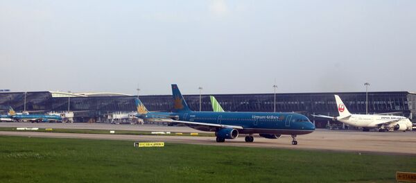 Máy bay của Vietnam Airline đang đợi để cất cánh tại sân bay Nội Bài. Máy bay của Vietnam Airline đang đợi để cất cánh tại sân bay Nội Bài. - Sputnik Việt Nam