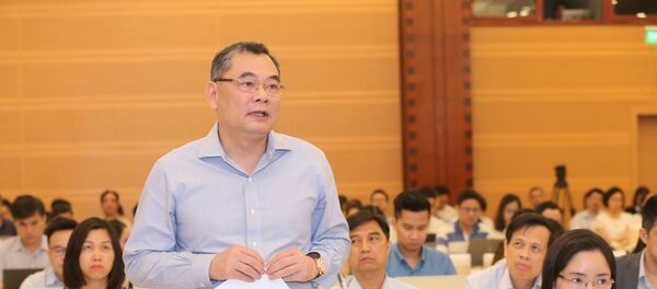 Thiếu tướng Tô Ân Xô, Chánh văn phòng Bộ Công an trả lời các câu hỏi của phóng viên tại cuộc họp báo.  - Sputnik Việt Nam