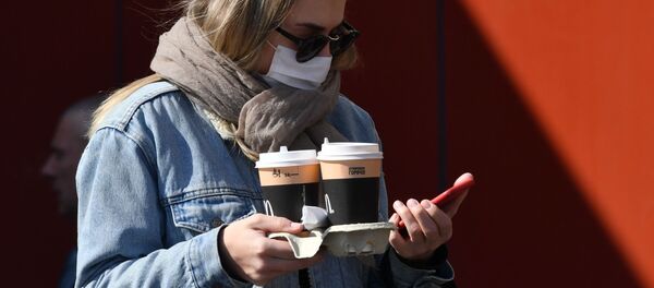 Cô gái đeo khẩu trang bảo vệ ở Moscow với cà phê mang đi - Sputnik Việt Nam