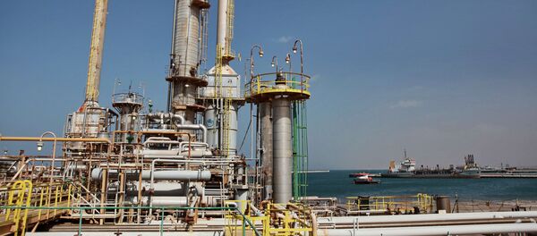 Trạm dầu ở thành phố Breguet của Libya. Trạm dầu ở thành phố Breguet của Libya. - Sputnik Việt Nam