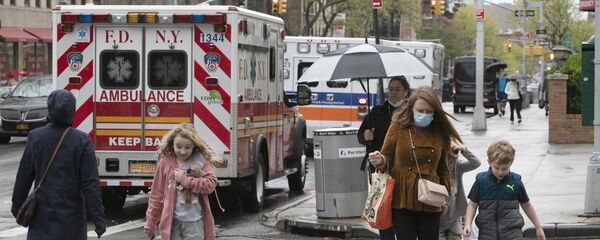 Những người gần xe cứu thương trên đường phố ở New York. Những người gần xe cứu thương trên đường phố ở New York. - Sputnik Việt Nam