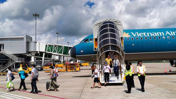 Những hành khách trên chuyến bay đầu tiên của Vietnam Airlines từ Hải Phòng hạ cánh tại Cần Thơ. - Sputnik Việt Nam