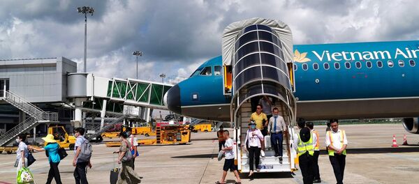 Những hành khách trên chuyến bay đầu tiên của Vietnam Airlines từ Hải Phòng hạ cánh tại Cần Thơ. - Sputnik Việt Nam