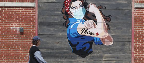 Graffiti mô tả một y tá gần một bệnh viện ở Dallas, Hoa Kỳ. - Sputnik Việt Nam