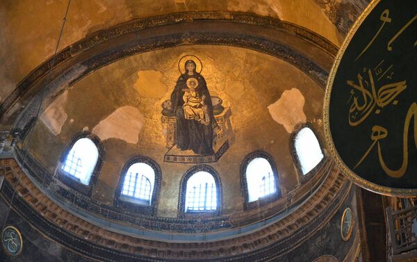 Một chi tiết của phần tường và trần trong Hagia Sophia ở Istanbul, Thổ Nhĩ Kỳ - Sputnik Việt Nam