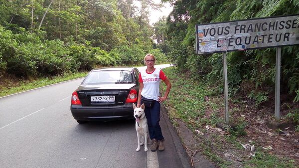 Chu du thiên hạ 1000 ngày: Nữ du khách Nga và con chó đi khắp thế giới bằng ô tô Chu du thiên hạ 1000 ngày: Nữ du khách Nga và con chó đi khắp thế giới bằng ô tô - Sputnik Việt Nam