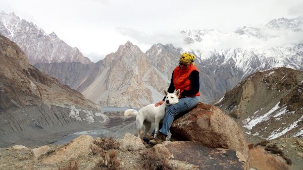 Chu du thiên hạ 1000 ngày: Nữ du khách Nga và con chó đi khắp thế giới bằng ô tô Chu du thiên hạ 1000 ngày: Nữ du khách Nga và con chó đi khắp thế giới bằng ô tô - Sputnik Việt Nam