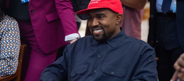 Rapper Kanye West đội mũ lưỡi trai có nội dung Hãy làm cho nước Mỹ vĩ đại trở lại tại cuộc gặp với Donald Trump năm 2018 Rapper Kanye West đội mũ lưỡi trai có nội dung Hãy làm cho nước Mỹ vĩ đại trở lại tại cuộc gặp với Donald Trump năm 2018 - Sputnik Việt Nam