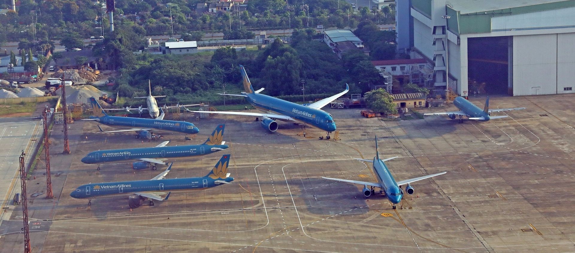 Máy bay của hãng hàng hàng không Vietnam Airlines đậu tại sân bay Nội Bài. Máy bay của hãng hàng hàng không Vietnam Airlines đậu tại sân bay Nội Bài. - Sputnik Việt Nam, 1920, 12.09.2020