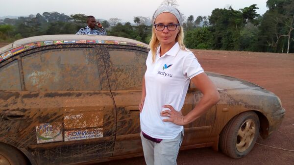 Chu du thiên hạ 1000 ngày: Nữ du khách Nga và con chó đi khắp thế giới bằng ô tô Chu du thiên hạ 1000 ngày: Nữ du khách Nga và con chó đi khắp thế giới bằng ô tô - Sputnik Việt Nam