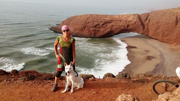Chu du thiên hạ 1000 ngày: Nữ du khách Nga và con chó đi khắp thế giới bằng ô tô Chu du thiên hạ 1000 ngày: Nữ du khách Nga và con chó đi khắp thế giới bằng ô tô - Sputnik Việt Nam