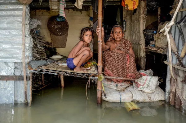 Cô bé và người phụ nữ trong ngôi nhà bị nước lụt ở Sunamganj, Bangladesh Cô bé và người phụ nữ trong ngôi nhà bị nước lụt ở Sunamganj, Bangladesh - Sputnik Việt Nam