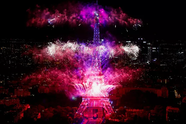 Pháo hoa trên nền tháp Eiffel vào Ngày Phá ngục Bastille (Quốc khánh Pháp) Pháo hoa trên nền tháp Eiffel vào Ngày Phá ngục Bastille (Quốc khánh Pháp) - Sputnik Việt Nam