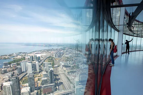 Ngắm nhìn thành phố từ tháp CN Tower ở Toronto Ngắm nhìn thành phố từ tháp CN Tower ở Toronto - Sputnik Việt Nam