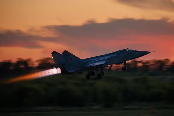 Máy bay tiêm kích đánh chặn MiG-31 cất cánh tại trung tâm hàng không mang tên V.P. Chkalov Máy bay tiêm kích đánh chặn MiG-31 cất cánh tại trung tâm hàng không mang tên V.P. Chkalov - Sputnik Việt Nam
