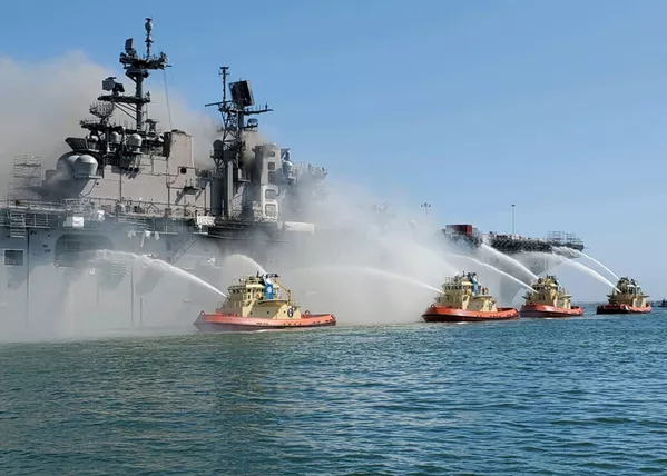 Dập đám cháy trên boong tàu đổ bộ tại căn cứ Hải quân Hoa Kỳ ở San Diego Dập đám cháy trên boong tàu đổ bộ tại căn cứ Hải quân Hoa Kỳ ở San Diego - Sputnik Việt Nam
