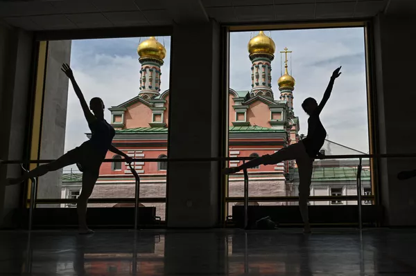 Các nghệ sĩ múa ba lê trong buổi diễn tập ở nhà hát «Ba lê Kremlin» trong tòa nhà Cung điện Quốc gia Kremlin Các nghệ sĩ múa ba lê trong buổi diễn tập ở nhà hát «Ba lê Kremlin» trong tòa nhà Cung điện Quốc gia Kremlin - Sputnik Việt Nam