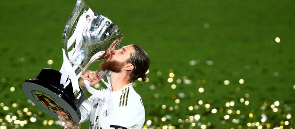 Cầu thủ Sergio Ramos của Real Madrid trong lễ mừng chiến thắng sau trận Real Madrid-Villarreal, Madrid - Sputnik Việt Nam