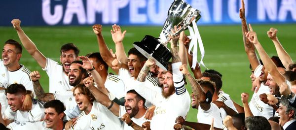 Các cầu thủ của Real Madrid trong lễ mừng chiến thắng sau trận Real Madrid-Villarreal, Madrid Các cầu thủ của Real Madrid trong lễ mừng chiến thắng sau trận Real Madrid-Villarreal, Madrid - Sputnik Việt Nam