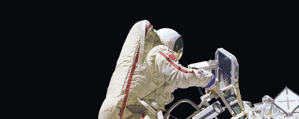 Phi hành gia Liên Xô Vladimir Dzhanibekov ra ngoài khoảng không vũ trụ ngày 25 tháng 7 năm 1984 - Sputnik Việt Nam