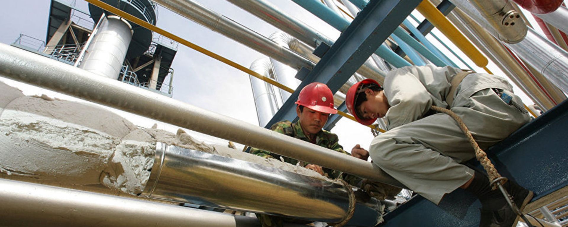 Công nhân sửa chữa đường ống tại nhà máy Yanlian ở Yanan Công nhân sửa chữa đường ống tại nhà máy Yanlian ở Yanan - Sputnik Việt Nam, 1920, 23.11.2020
