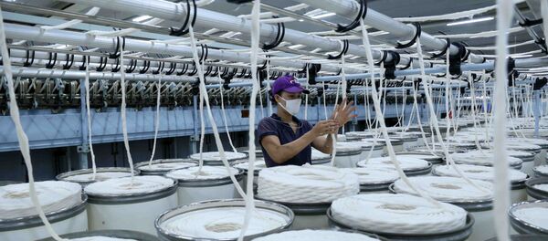 Công nhân làm việc trong dây chuyền sản xuất sợi tại nhà máy. - Sputnik Việt Nam