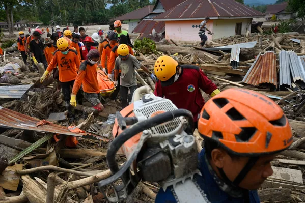Lực lượng cứu hộ Indonesia trên đảo Sulawesi đang bị lũ lụt Lực lượng cứu hộ Indonesia trên đảo Sulawesi đang bị lũ lụt - Sputnik Việt Nam