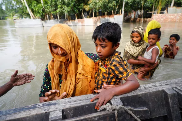 Các nạn nhân lũ lụt lên thuyền để qua suối ở Jamalpur, Bangladesh Các nạn nhân lũ lụt lên thuyền để qua suối ở Jamalpur, Bangladesh - Sputnik Việt Nam