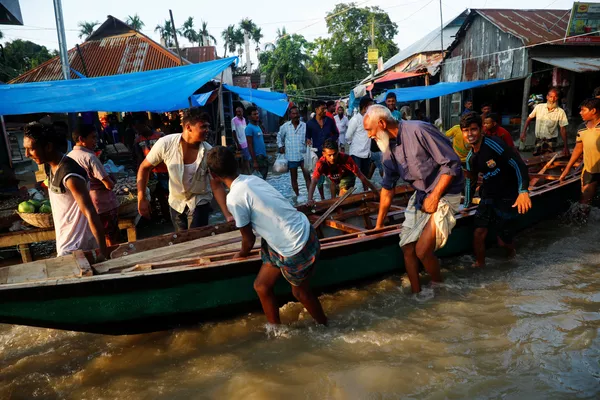 Người và thuyền trên con đường ngập lụt ở Bangladesh Người và thuyền trên con đường ngập lụt ở Bangladesh - Sputnik Việt Nam