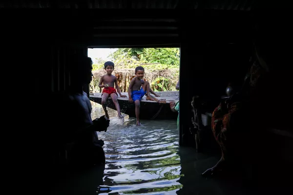 Trẻ em trên chiếc thuyền tại con đường ngập lụt ở Bangladesh Trẻ em trên chiếc thuyền tại con đường ngập lụt ở Bangladesh - Sputnik Việt Nam