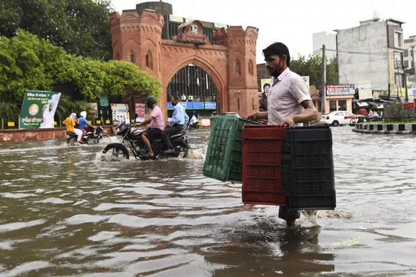 Người đàn ông với những chiếc giỏ trên đường phố ngập nước ở Ấn Độ Người đàn ông với những chiếc giỏ trên đường phố ngập nước ở Ấn Độ - Sputnik Việt Nam