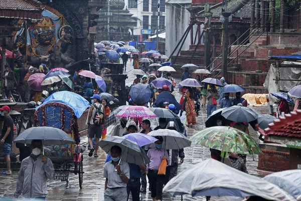 Người đi trong mưa ở Kathmandu Người đi trong mưa ở Kathmandu - Sputnik Việt Nam