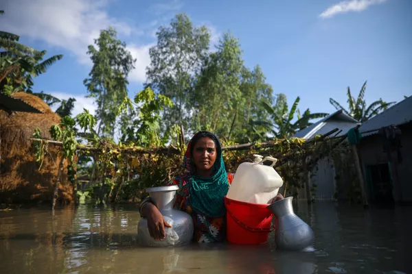 Người phụ nữ bên giếng ở thành phố Bogra (Bangladesh) bị ngập lụt Người phụ nữ bên giếng ở thành phố Bogra (Bangladesh) bị ngập lụt - Sputnik Việt Nam
