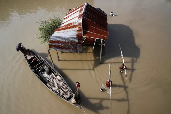 Ngư dân ở thành phố Jamalpur (Bangladesh) bị ngập lụt Ngư dân ở thành phố Jamalpur (Bangladesh) bị ngập lụt - Sputnik Việt Nam