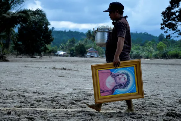 Người đàn ông với bức tranh trên đảo Sulawesi bị lũ lụt
Người đàn ông với bức tranh trên đảo Sulawesi bị lũ lụt
- Sputnik Việt Nam
