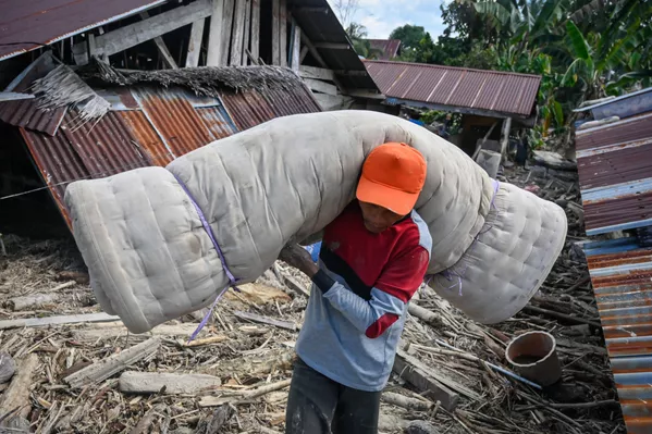 Người dân địa phương với đồ đạc trên đảo Sulawesi (Indonesia) bị lũ lụt Người dân địa phương với đồ đạc trên đảo Sulawesi (Indonesia) bị lũ lụt - Sputnik Việt Nam