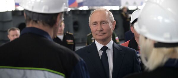 Vladimir Putin trò chuyện với các nhân viên của nhà máy Zaliv ở Kerch trong buổi lễ khởi công đóng tàu chiến. Vladimir Putin trò chuyện với các nhân viên của nhà máy Zaliv ở Kerch trong buổi lễ khởi công đóng tàu chiến. - Sputnik Việt Nam