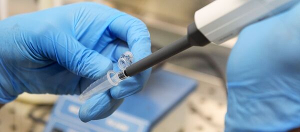 Сотрудник лаборатории готовит препарат - Sputnik Việt Nam