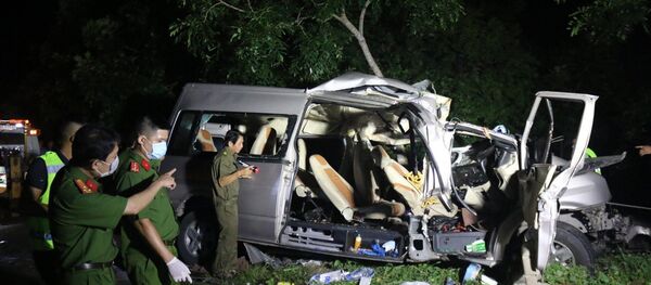 Các lực lượng khám nghiệm hiện trường, điều tra nguyên nhân vụ tai nạn. - Sputnik Việt Nam