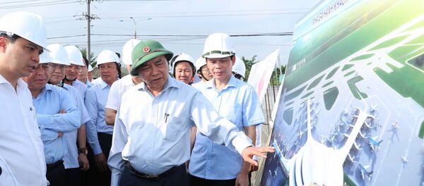 Thủ tướng Nguyễn Xuân Phúc xem bản đồ quy hoạch sử dụng đất khu dân cư tái định cư xã Lộc An – Bình Sơn, huyện Long Thành.  - Sputnik Việt Nam