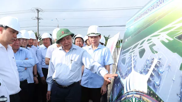 Thủ tướng Nguyễn Xuân Phúc xem bản đồ quy hoạch sử dụng đất khu dân cư tái định cư xã Lộc An – Bình Sơn, huyện Long Thành.  - Sputnik Việt Nam