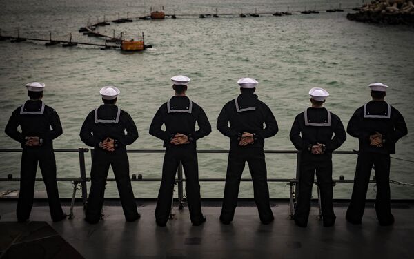 Các thủy thủ Mỹ trên tàu khu trục USS Carney tại căn cứ quân sự Rota, Tây Ban Nha. - Sputnik Việt Nam